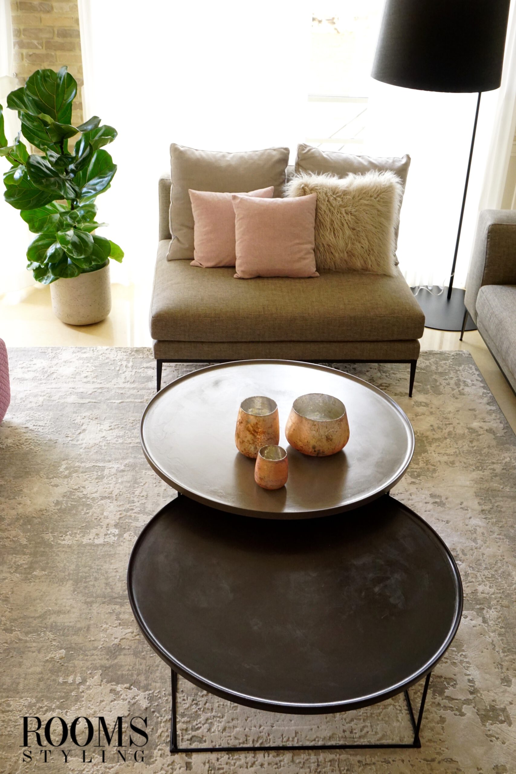 עיצוב סלון בגוונים של אפור וורוד